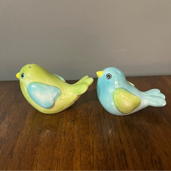 Ceramic Parakeet salt and pepper shakers signed on the bottom. - Picture 5 of 10